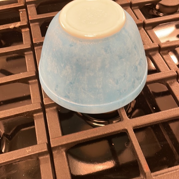 Antique blue Pyrex mixing/ nesting bowl 401 marked on bottom. - Picture 4 of 6